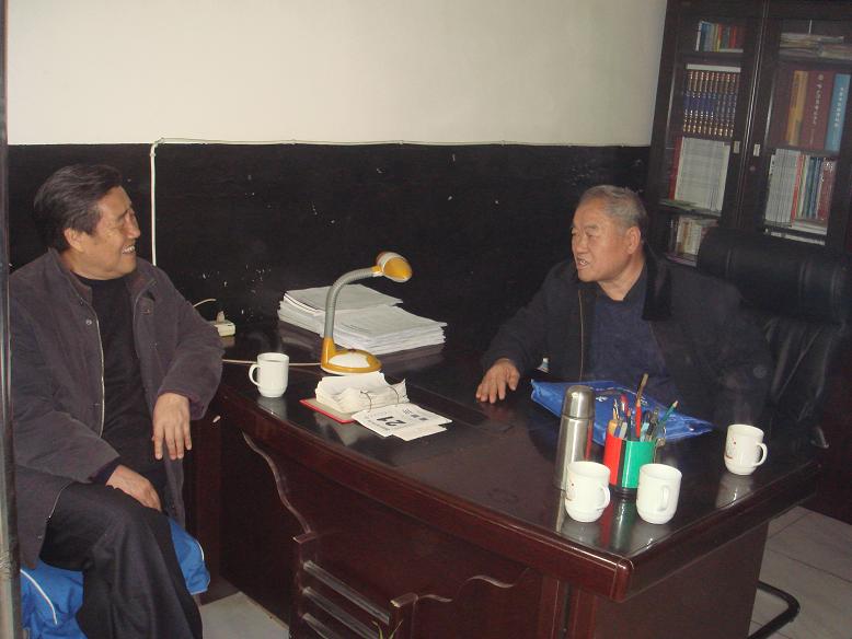 孔祥毅理事长（左）与祁县晋商文化研究所所长范维令（右）正在探讨《晋商史料工程》的有关具体问题。